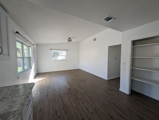 Building Photo - Crystal River 3/1 Duplex Available Near Wa...