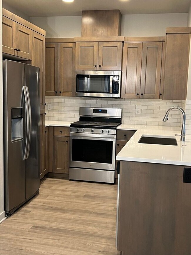 Building Photo - 3 Bedroom / 2.5 Bathroom Townhome in The Dry Canyon Community