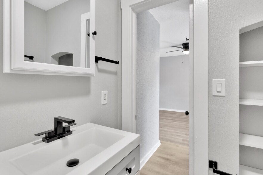 Master En-suite Bathroom - 1485 Hamlet Ave