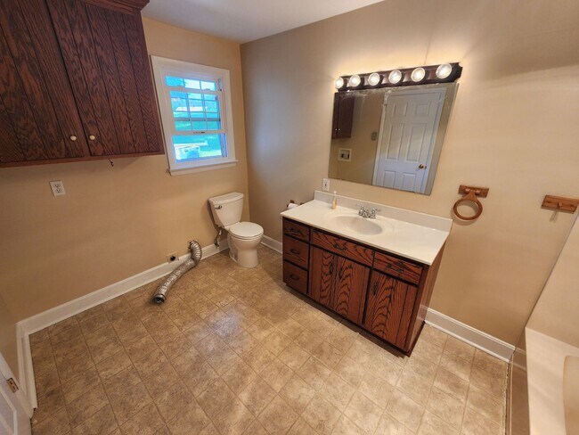 Building Photo - 15475 Oak Rd