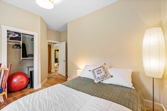 Building Photo - Fully Furnished Northside Bungalow Available for Month of August, 2026