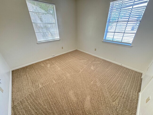 Building Photo - 2208 Chafin Dr