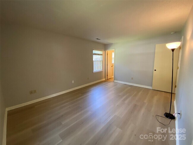Building Photo - 1025 Thornsby Ln