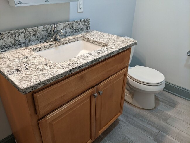 Building Photo - Salem Square