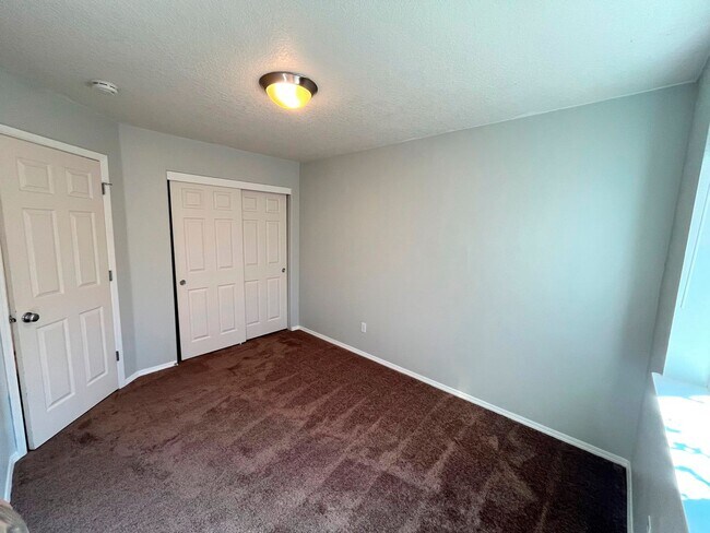 Building Photo - Elegant Arbor Townhome with Open Kitchen, W/D, Patio, and Soaking Tub