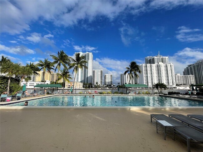 Building Photo - 1000 Parkview Dr