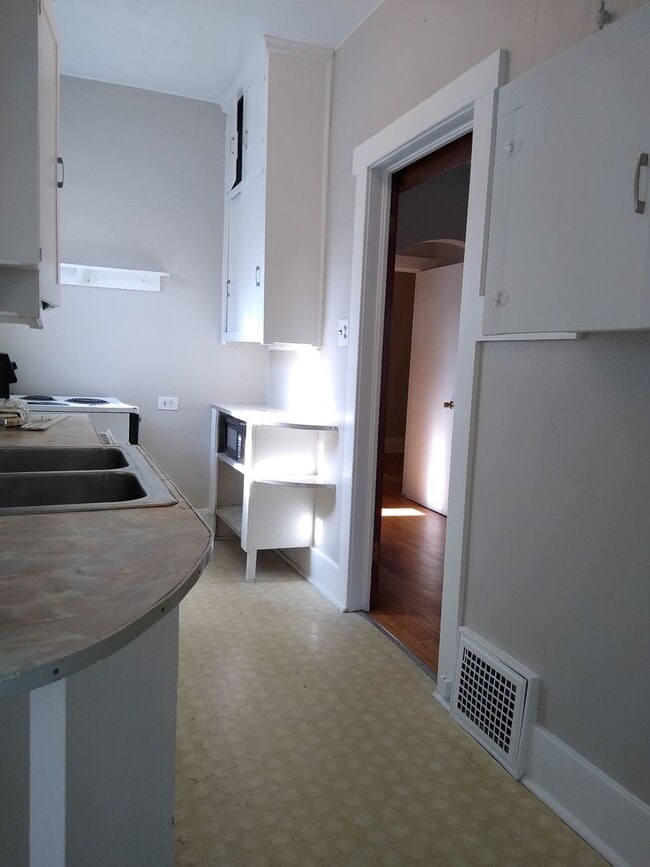 Building Photo - DU Charming 1920's Bungalow 2 Beds 1 Bath  Available Now