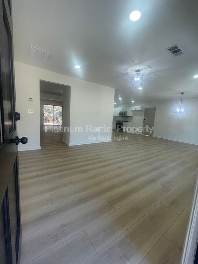 Building Photo - 1245 Shore Dr SW