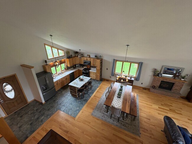 Building Photo - Large 4BR/2.5 BA Home w/ large yard & Central AC