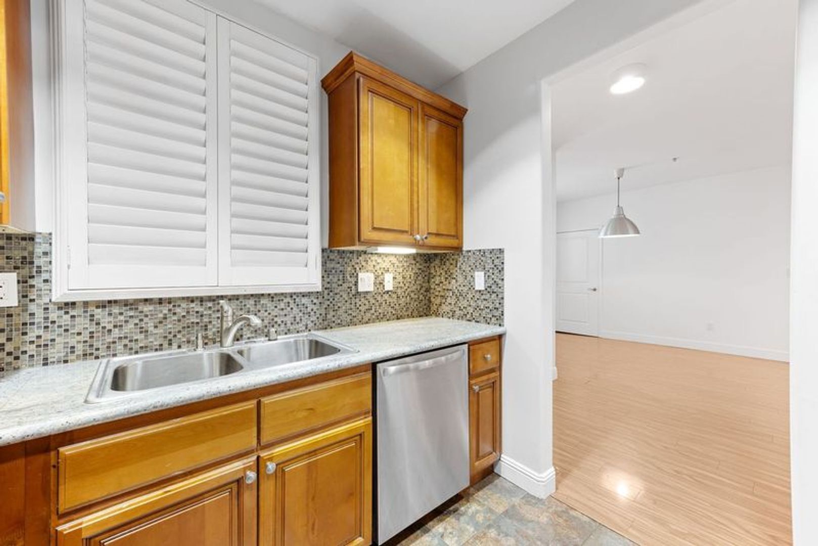 Building Photo - Modern 3 Bed, 2 Bath Condo for Lease – 1,320 Sq Ft – Prime Sherman Oaks Location