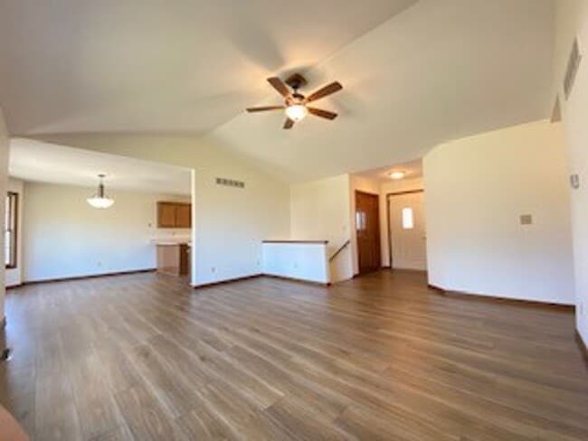 Building Photo - 3 Bedroom/2 Bathroom Home in the Gardens!