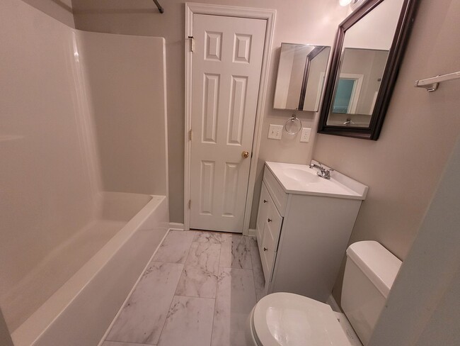 Building Photo - Great 2 Bedroom 2 Bath Townhouse