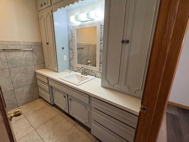 Building Photo - Charming 4-Bedroom Home in East Bismarck