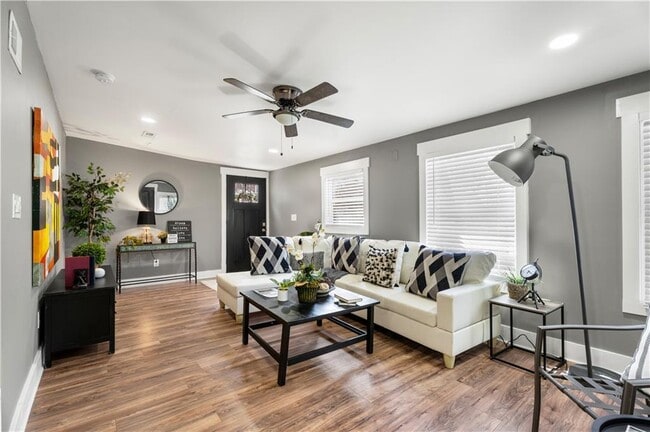 Building Photo - 2802 Palm Dr