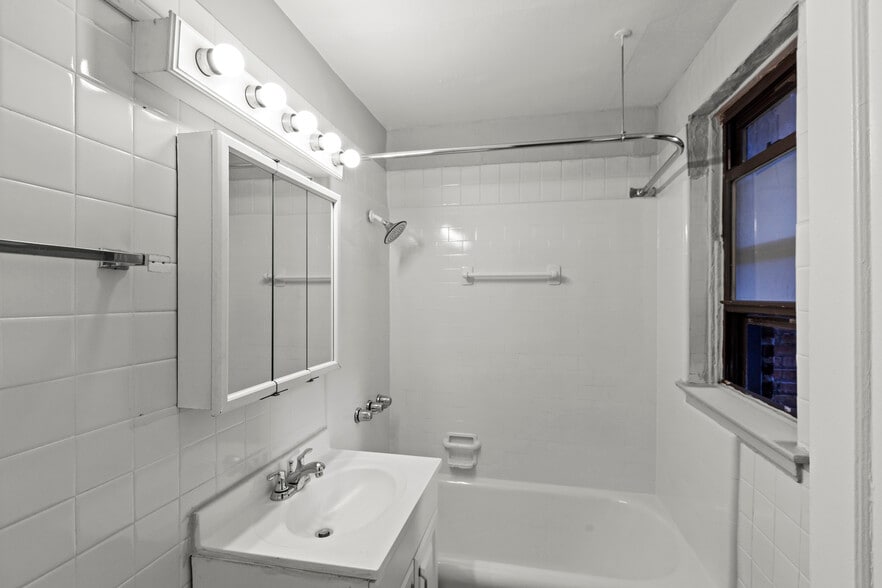 Building Photo - 661 W Sheridan Rd