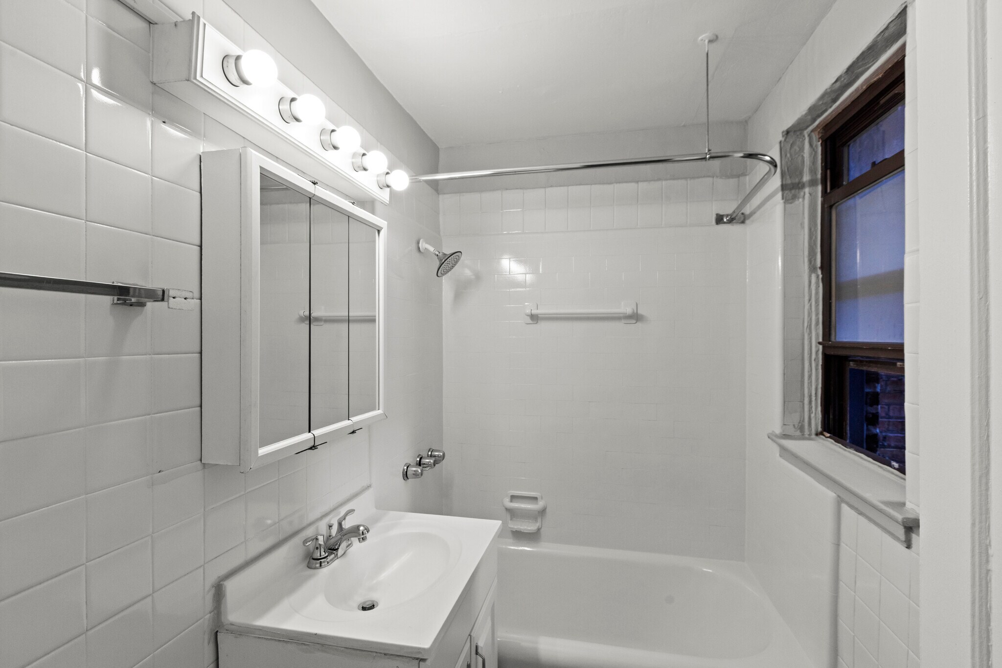 Building Photo - 661 W Sheridan Rd