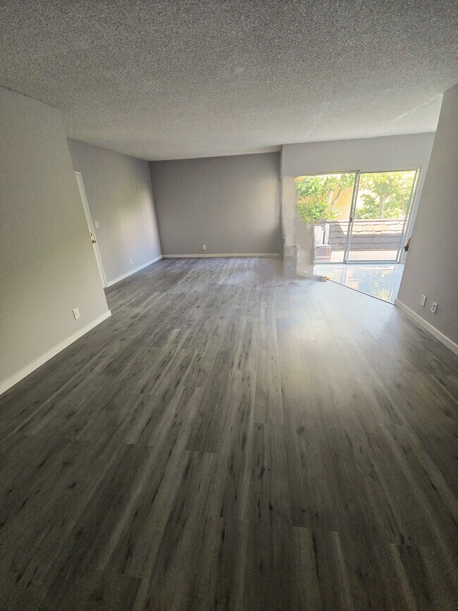 Building Photo - 5400 Newcastle Ave