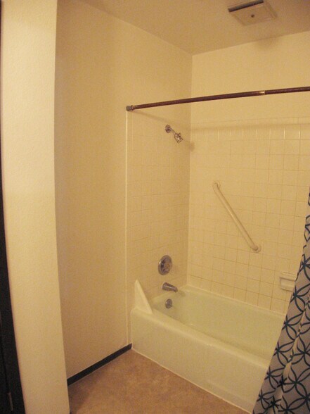 Building Photo - 1155 Lakeside Dr