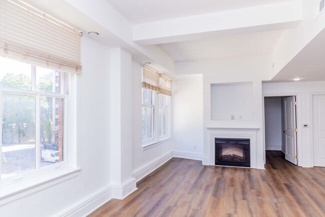 Building Photo - Luxury One Bedroom Unit in  Downtown Business District