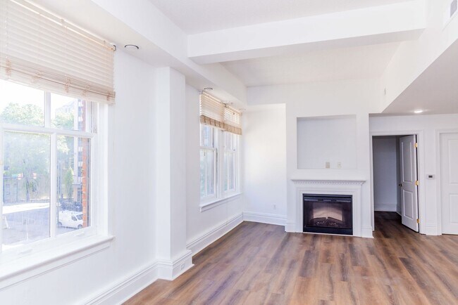 Building Photo - Luxury Two Bedroom Unit in  Downtown Business District