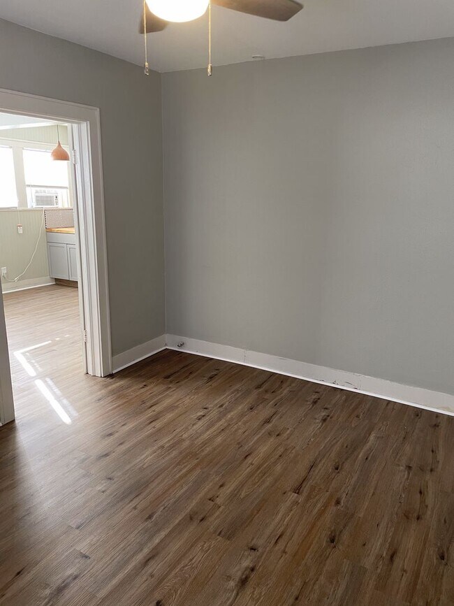 Building Photo - Upstairs 1/1 Historic Monte Vista