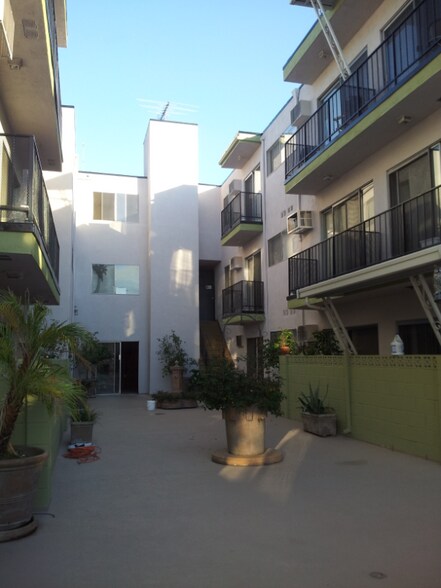 Building Photo - 2055 Rodney Dr