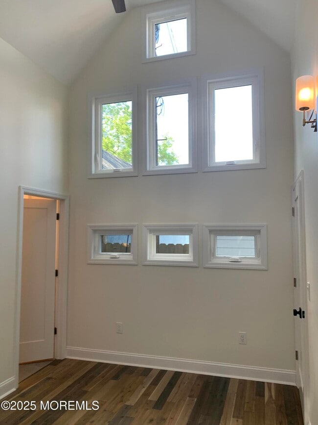 Building Photo - 609 3rd Ave