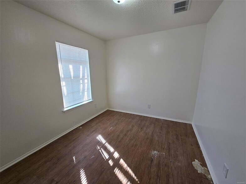 Building Photo - 412 Edward St