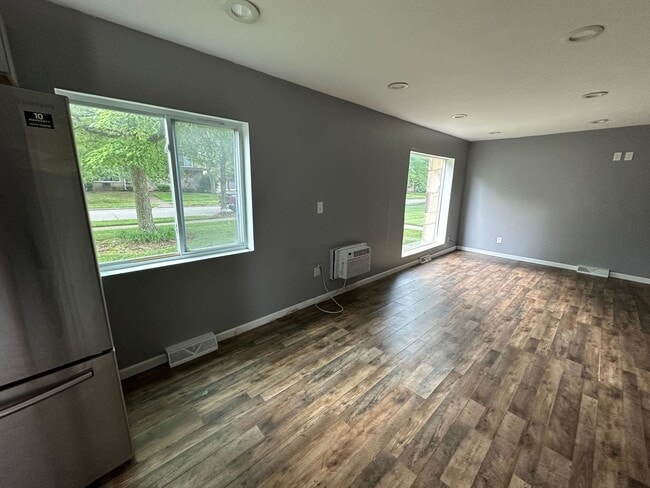 Building Photo - Discover this newly renovated 3-bedroom, 1.5-bath home in Euclid