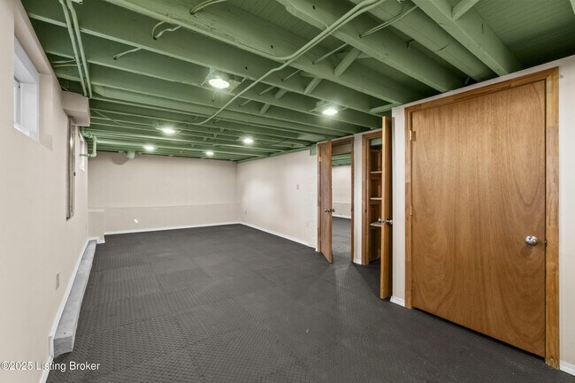Building Photo - 260 Thompson Ave
