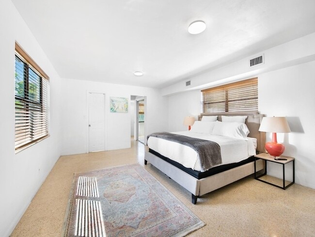 Building Photo - 413 NE 25th Ave