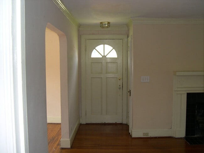 Building Photo - 3 bedroom, 1 bathroom house on Central Ave