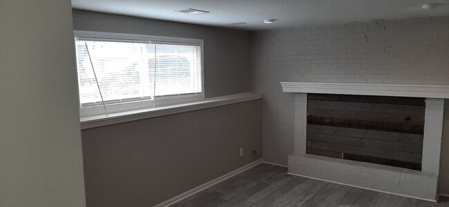Building Photo - HURRY THIS WON'T LAST LONG! Gorgeous 3 bed, 2 bath in beautiful Parkville!