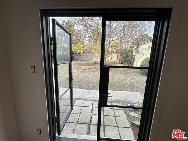 Building Photo - 4001 Chevy Chase Dr