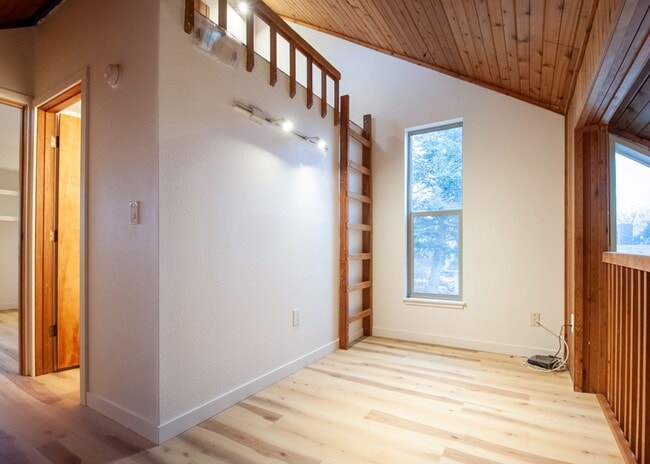 Building Photo - 2224 Towhee Ln