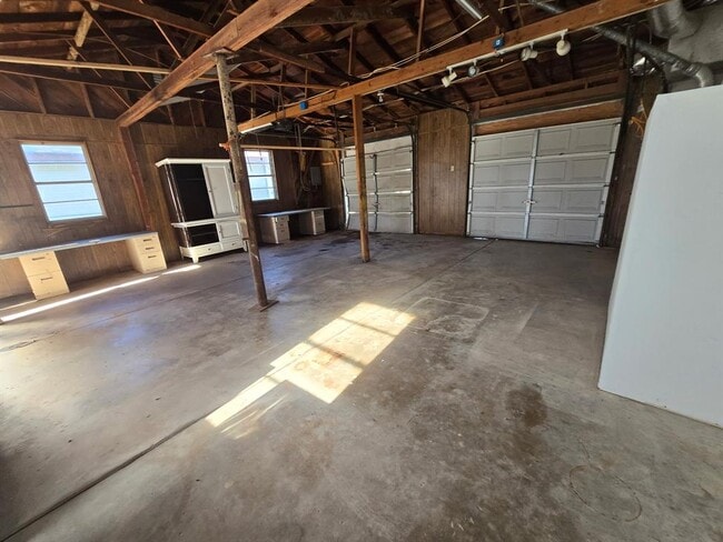 Building Photo - 305 N 5th St