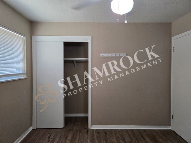 Building Photo - 409 Sharron Dr