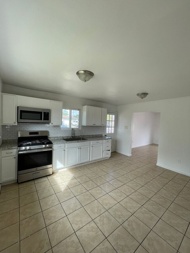 Building Photo - Charming 3-Bedroom, 2-Bath Home – Availabl...