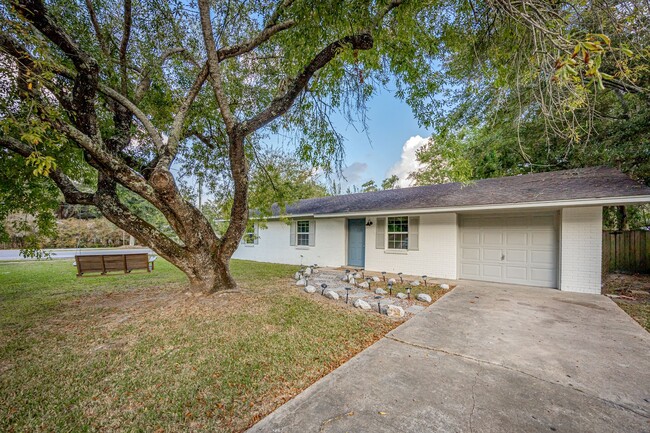 Building Photo - Adorable Rental Near Downtown Ocean Springs!