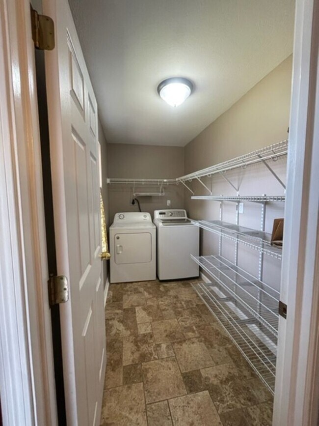 Building Photo - Hardin Valley Knoxville 37932 - 4 bedroom, 2 bath home - Call Ed Johnson 865-924-5045