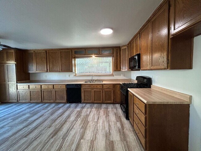 Building Photo - Refreshed 4bed 2bath in Roseville