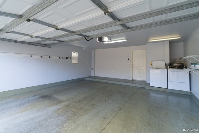 Building Photo - $3700 | 3br/2.5ba Townhome in Fairway's Edge