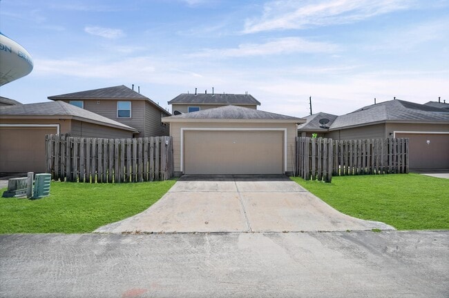Building Photo - 14286 Empanada Dr