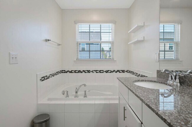 Building Photo - 337 Roche Dr