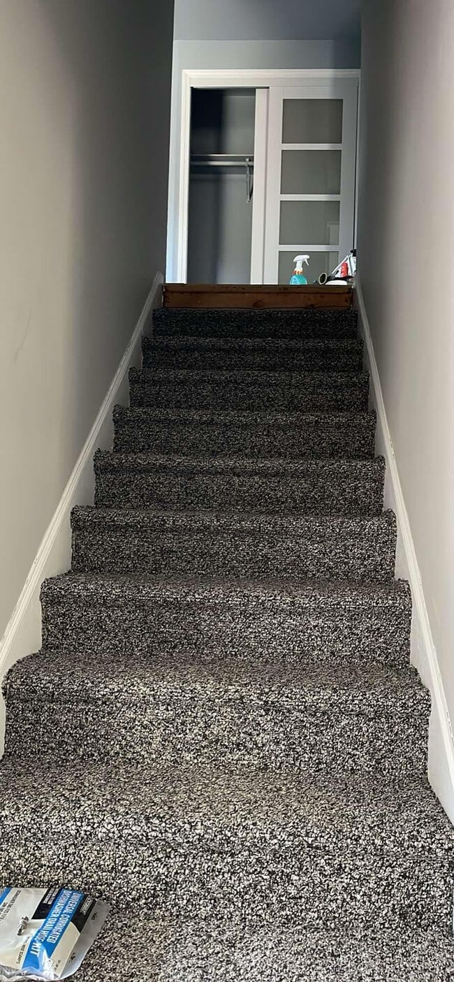 Building Photo - 817 N Hawthorne Dr