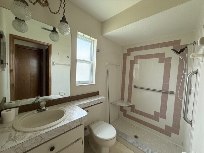Building Photo - "Charming 3-Bed, 2-Bath Oasis in Spring Hi...