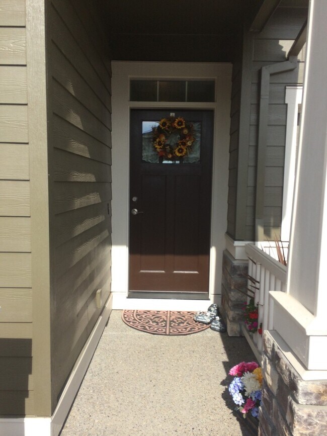 Building Photo - Absolutely Beautiful 5 Bedroom Home!! A Must See!!