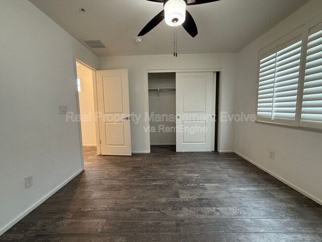 Building Photo - 2212 E Hidalgo Ave