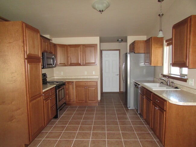 Building Photo - 2 BEDROOM | 2 BATH | DOUBLE GARAGE | SOUTH