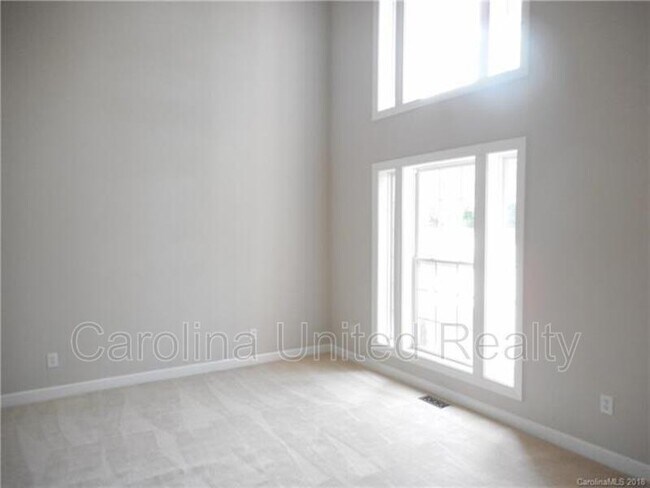 Building Photo - 11017 Valley Spring Dr